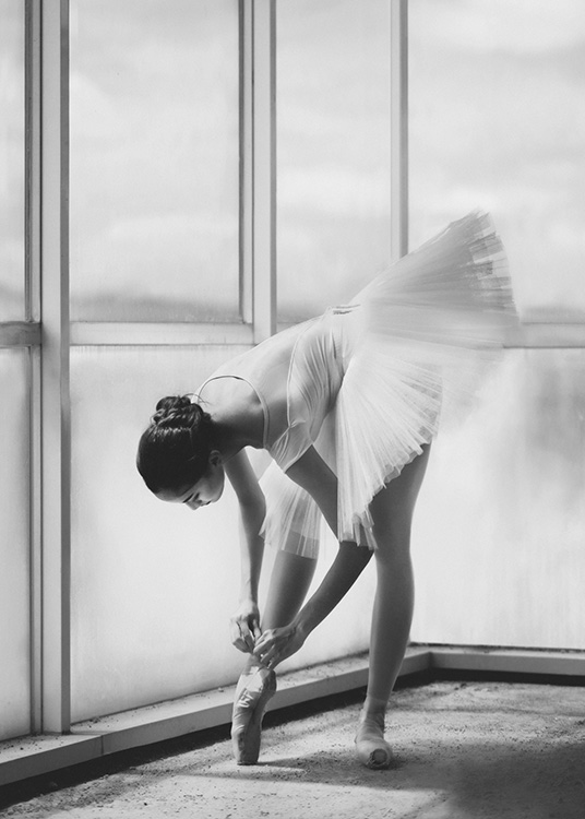 Ballerina Preparation Poster / Black & white at Desenio AB (10695)